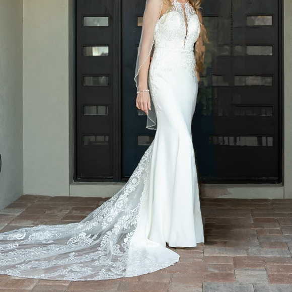 Gorgeous Stella York Wedding Gown - Picture 8 of 16